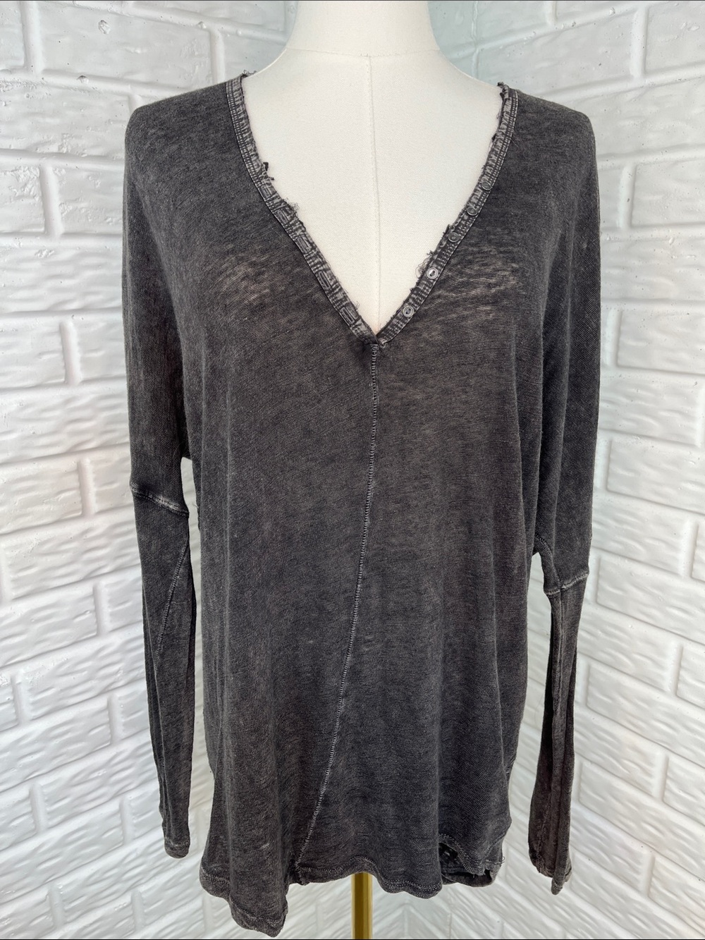 WE THE FREE SANTA CRUZ HENLEY TOP LINEN COTTON VINTAGE WASH CHARCOAL SZ SM